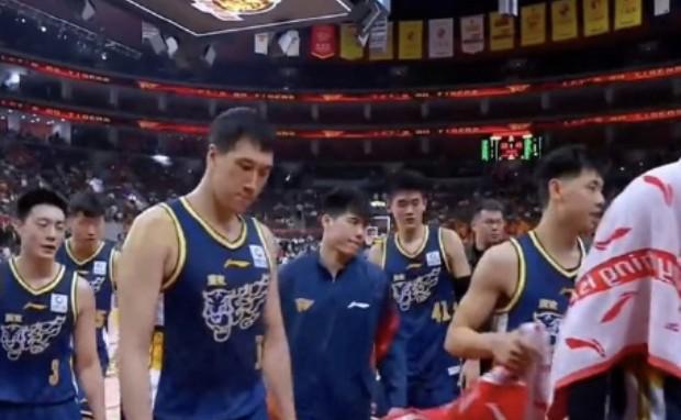 香港六合彩-手感冰凉！广东8位国内球员一共得到18分，萨姆纳一人37分